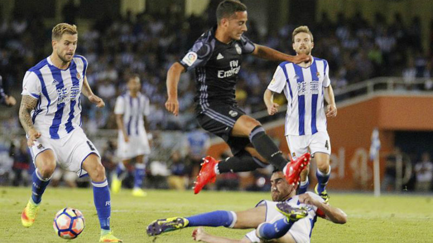 El realista Mikel González desvía un balón ante Lucas Vázquez. Efe.