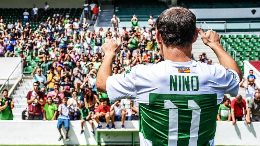 Nino saluda a los aficionados ilicitanos. Web Elche.CF