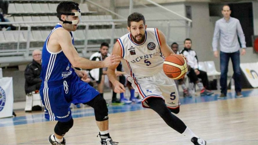 Adrián Fuentes en acción en el Lucentum. Foto Basket Navarra.
