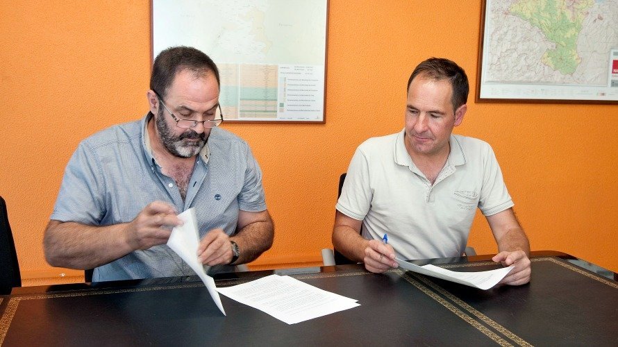 El alcalde de la localidad, José Aitor Garmendia Eizaguirre, y el director general de Administración Local, Xabier Lasa.