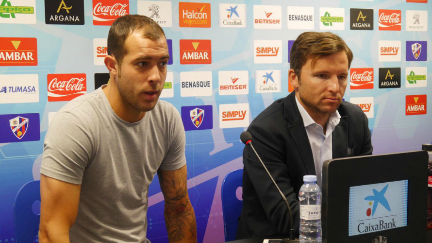 Urko Vera en rueda de prensa en el estadio de El Alcoraz. Foto web Huesca