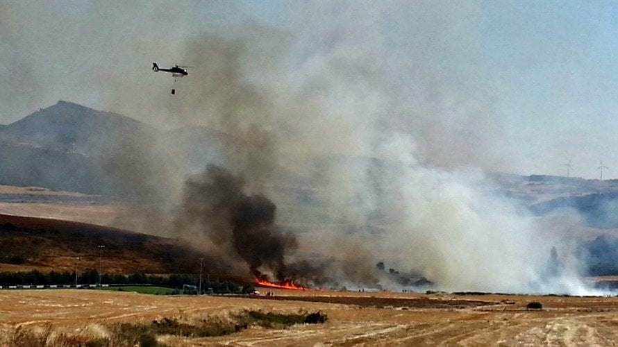 Un helicóptero de Bomberos de Navarra trabajando en las labores de extinción del incendio desatado en Subiza.