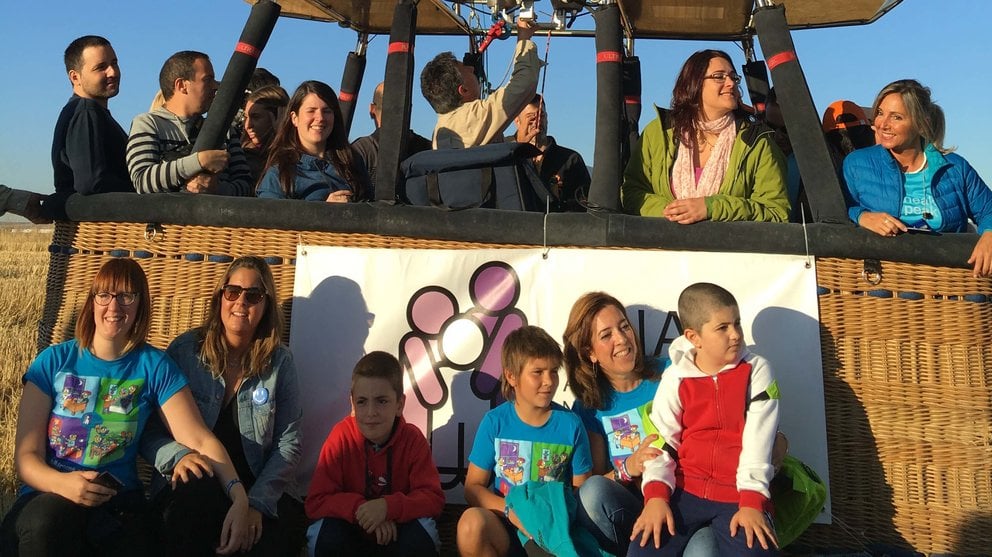 Niños y familiares de la Asociación Navarra de Autismo posan antes de su vuelo en globo