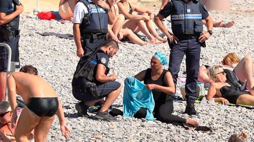 La mujer obligada a quitarse el burkini en el Paseo de los Ingleses de Niza. TWITTER