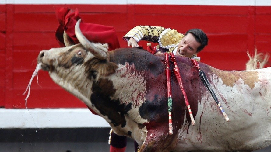 El diestro Diego Urdiales entrando a matar a su primer toro que corto dos orejas en la quinta corrida de toros de las fiestas de Bilbao. EFE. LUIS TEJIDO