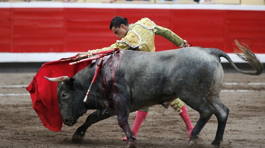 El diestro Paco Ureña ante su segundo toro con la muleta en un mano a mano con Curro Díaz . EFE. LUIS TEJIDO