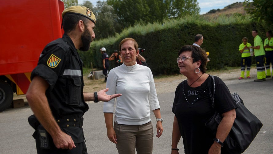 La presidenta del Gobierno de Navarra, Uxue Barkos, junto a la consejera Beaumont, en el lugar del incendio. PABLO LASAOSA.