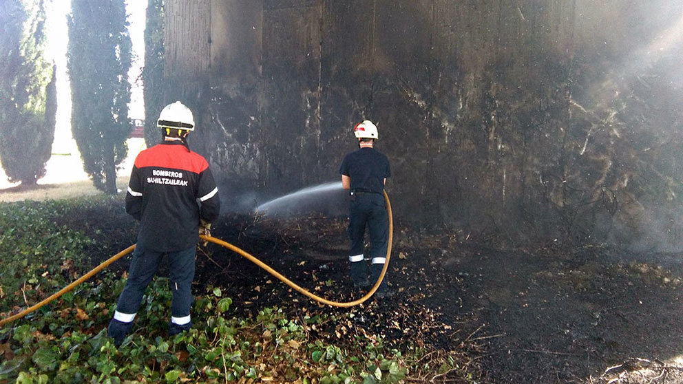 Bomberos apagando un pequeño incendio en Cordovilla. Gobierno de Navarra