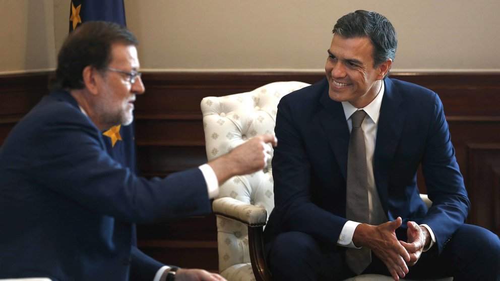 El presidente del PP y del Gobierno en funciones, Mariano Rajoy (i), y el secretario general del PSOE, Pedro Sánchez, se han reunido este mediodía en el Congreso. EFE/Emilio Naranjo