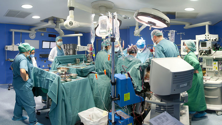 Un equipo quirúrgico de la Clínica Universitaria durante una cirugía. CUN