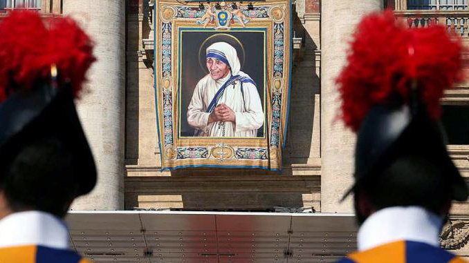 La madre Teresa de Calcuta, santa de la caridad, de los pobres y de las alcantarillas.