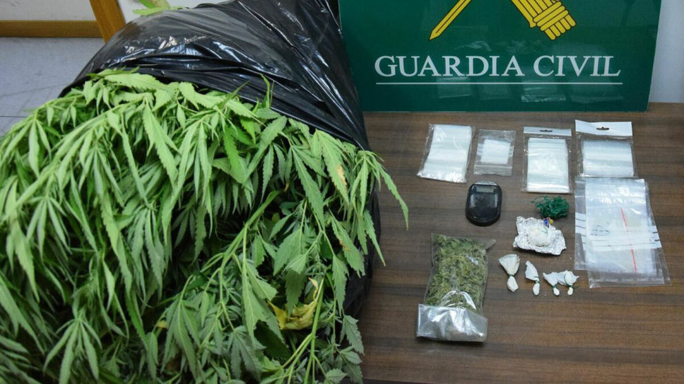 Material incautado por la Guardia Civil tras la detención de dos hombres en Tierra Estella acusados de tráfico de drogas y uno de ellos, también por delitos de agresión