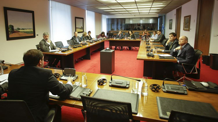Reunión de la comisión de investigación en el Parlamento de Navarra sobre la desaparición de Caja de Ahorros de Navarra