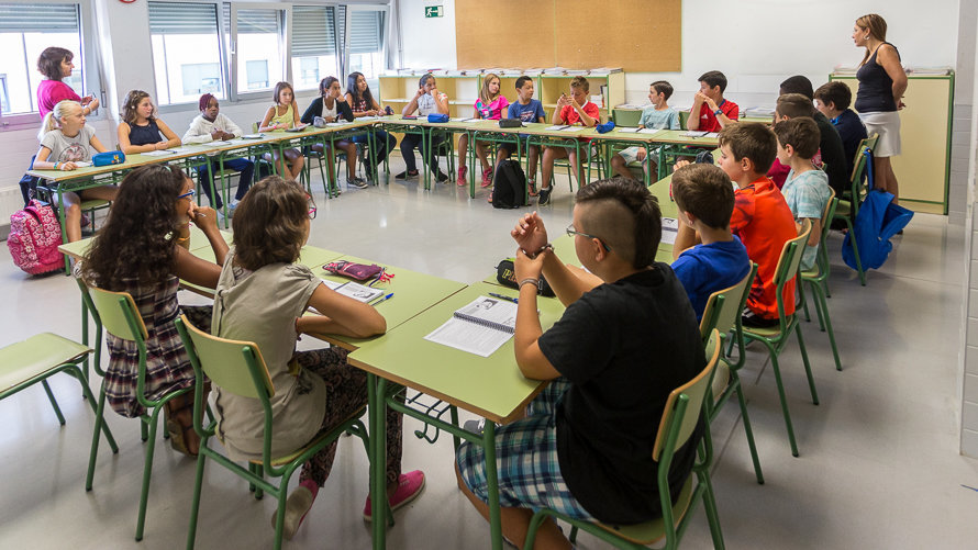 Inicio del curso escolar 2016-2017 para los alumnos de Infantil y Primaria del Colegio Público Doña Mayor de Navarra en el barrio pamplonés de Ezcaba (31). IÑIGO ALZUGARAY