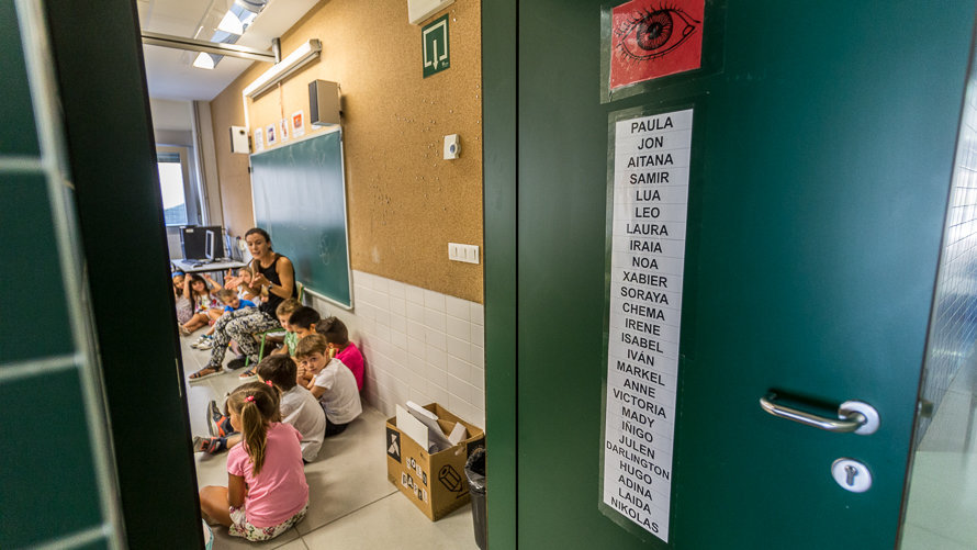 Inicio del curso escolar 2016-2017 para los alumnos de Infantil y Primaria del Colegio Público Doña Mayor de Navarra en el barrio pamplonés de Ezcaba (39). IÑIGO ALZUGARAY