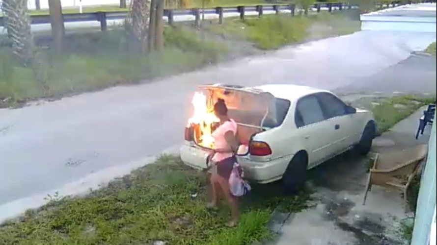 La joven estadounidense de 19 años prendió fuego al vehículo pensado que pertenecía a su exnovio.