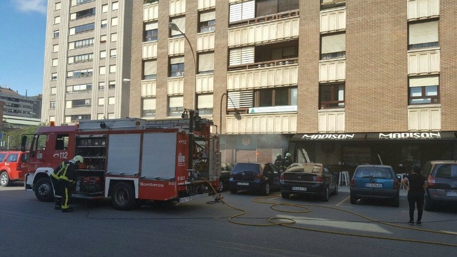 Un equipo de bomberos ha acudido al bar Madison de Pamplona para sofocar un pequeño incendio.