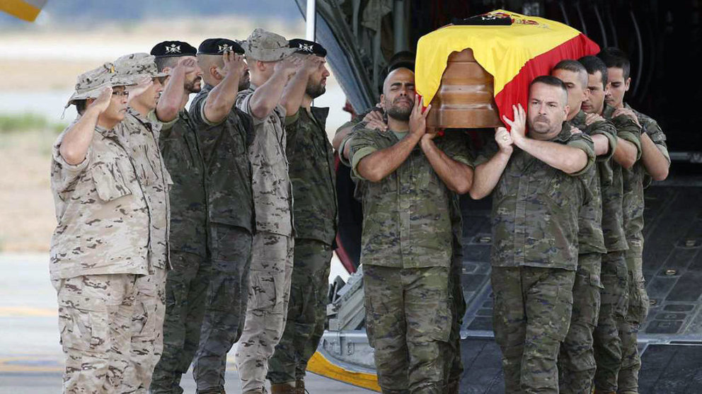 El féretro con los restos mortales del soldado fallecido en Irak a su llegada al aeropuerto de Manises (Valencia). EFE
