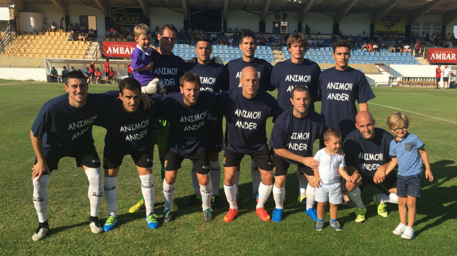 Los jugadores riberos recordaron a Ander Gayoso que se recupera de una lesión. Foto twitter CD Tudelano.