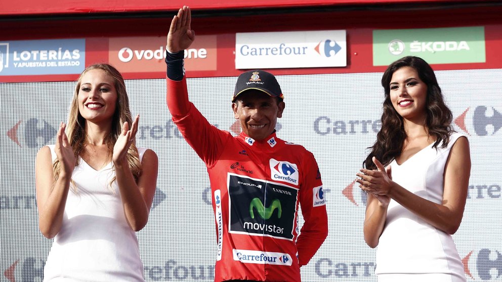 El ciclista colombiano del equipo Movistar, Nairo Quintana en el podium tras proclamarse el vencedor virtual de la Vuelta Ciclista a España .EFE/Javier Lizón