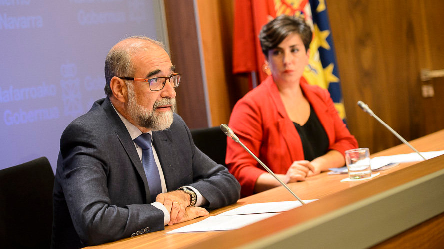 Javier Domínguez, consejero de salud en rueda de prensa junto a María Solana, portavoz del Gobierno de Navarra. PABLO LASAOSA04