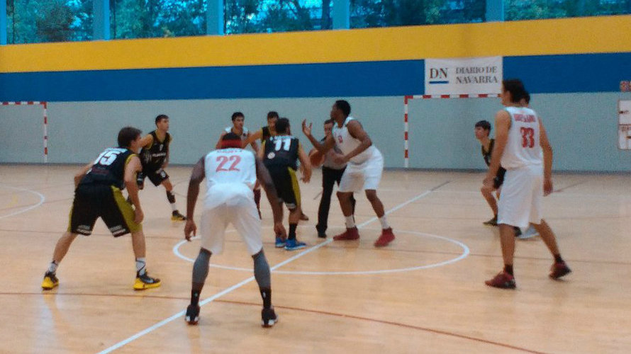 Salto inicial del partido en Sarriguren. Foto twitter Basket Navarra.