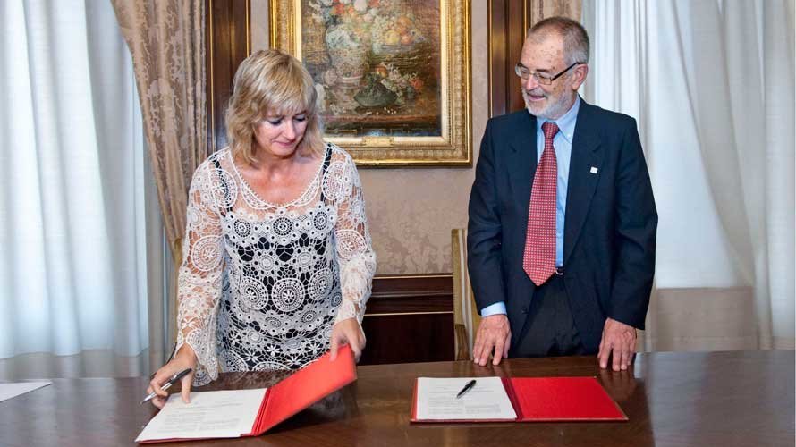 La consejera de Relaciones Ciudadanas e Institucionales, Ana Ollo, y el presidente de la Sociedad de Estudios Vascos, Iñaki Dorronsoro, firman un acuerdo en el Palacio de Navarra.