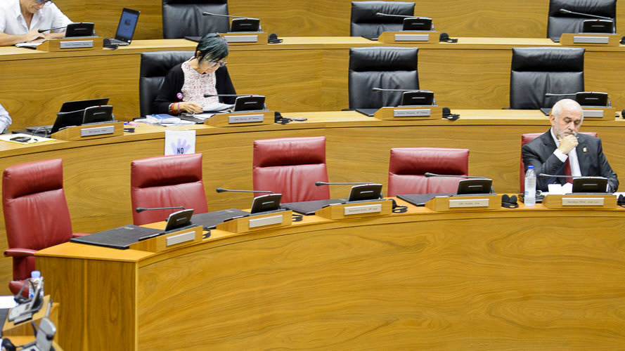 Asientos vacios del Gobierno de Navarra durante el Pleno. PABLO LASAOSA01