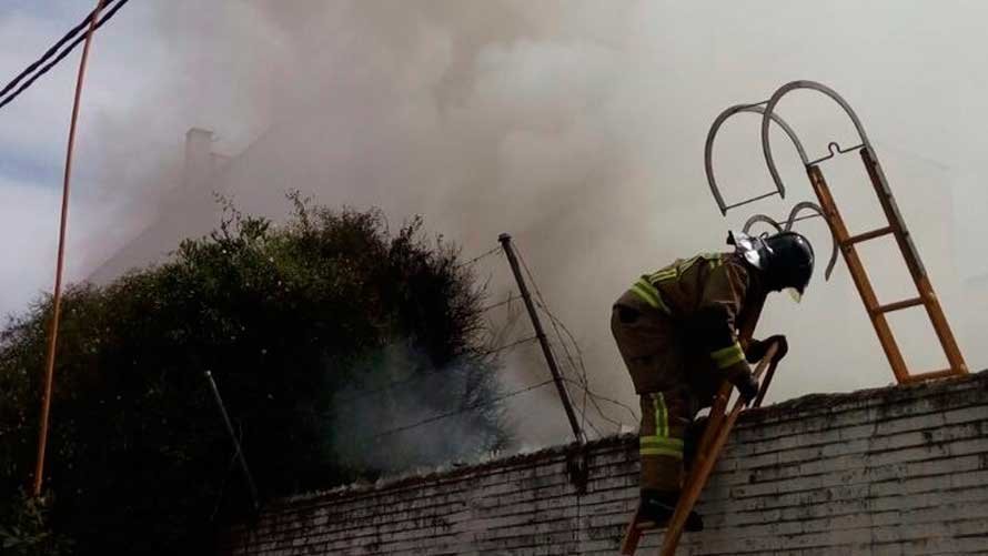 Imagen del cuerpo de bomberos extinguiendo el incendio del cobertizo en el que se ha hallado el cuerpo de un hombre. EP