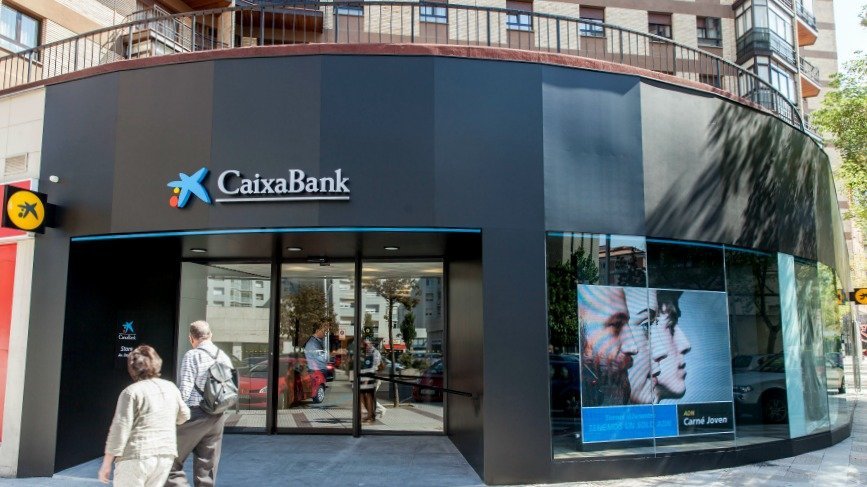 Exterior de la oficina ubicada en la Avenida de Bayona de Pamplona. CAIXABANK