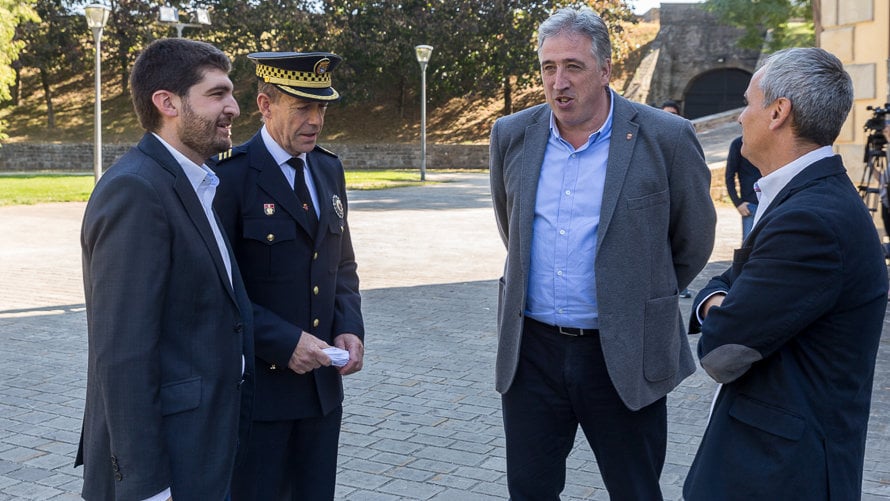 Acto de entrega de distinciones con motivo del patrón de la Policía Municipal de Pamplona con la presencia de su alcalde, Joseba Asirón. IÑIGO ALZUGARAY