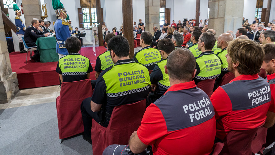 Acto de entrega de distinciones con motivo del patrón de la Policía Municipal de Pamplona con la presencia de su alcalde, Joseba Asiron. IÑIGO ALZUGARAY