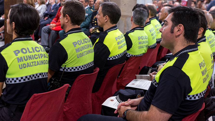 Acto de entrega de distinciones con motivo del patrón de la Policía Municipal de Pamplona con la presencia de su alcalde, Joseba Asiron (9). IÑIGO ALZUGARAY