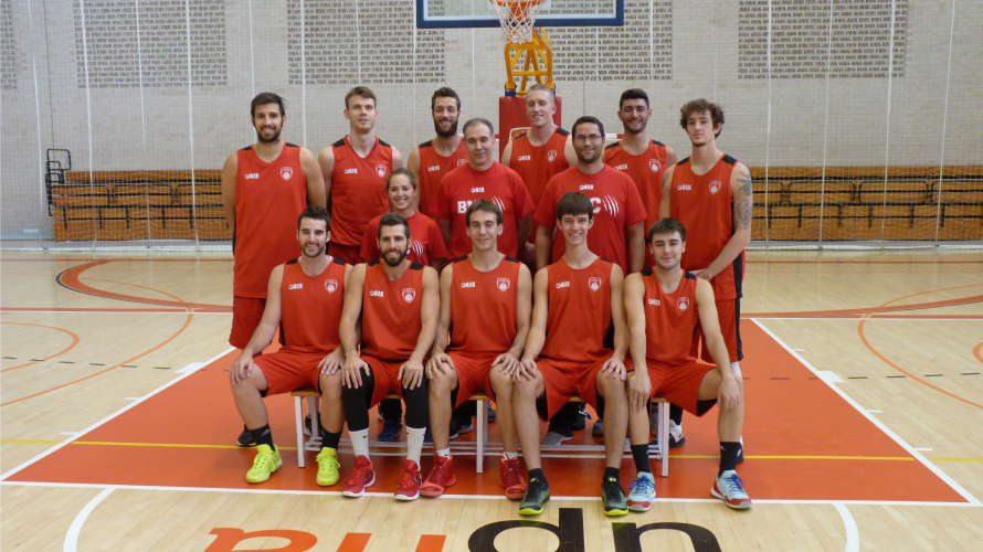 Plantilla y cuerpo técnico de Basket Navarra 2016-17 en la Upna.