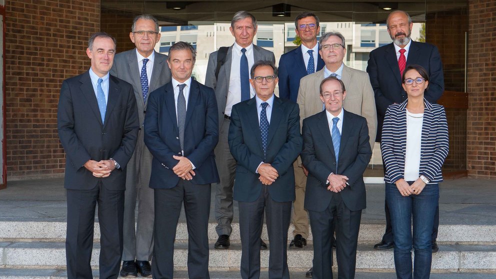 Avelino Corma junto con Luis Montuenga, decano de la Facultad de Ciencias y los miembros de la Cátedra Timac Agro-Universidad de Navarra y del Grupo Roullier.
