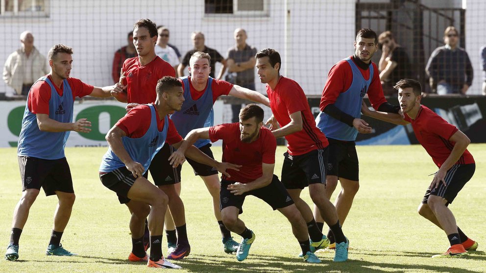 Los jugadores del Osasuna durante el entrenamiento que han realizado en las instalaciones de Tajonar de cara al encuentro que disputarán ante la UD Las Palmas. EFE/Jesús Diges