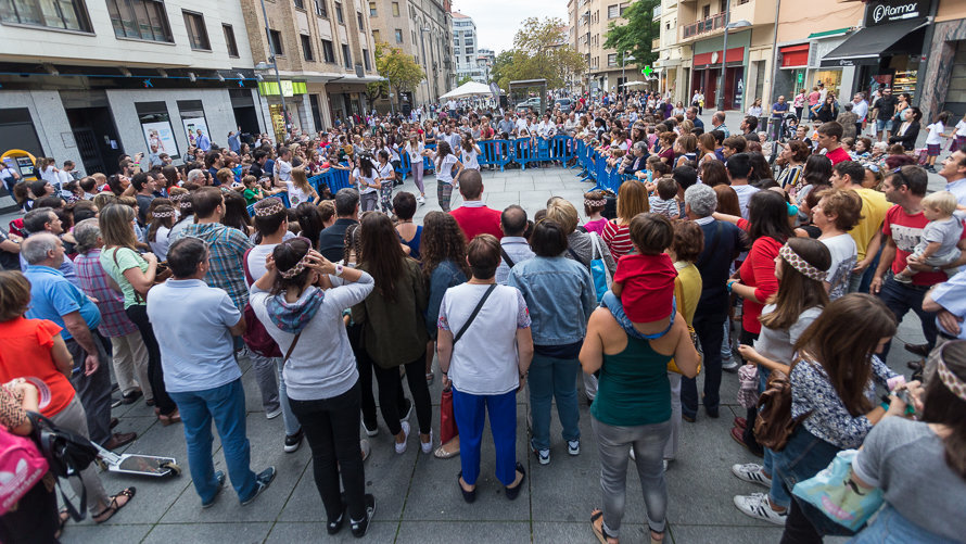Celebración de la séptima edición de Ensanche La Nuit, una iniciativa para promocionar la actividad comercial del centro de Pamplona (10). IÑIGO ALZUGARAY