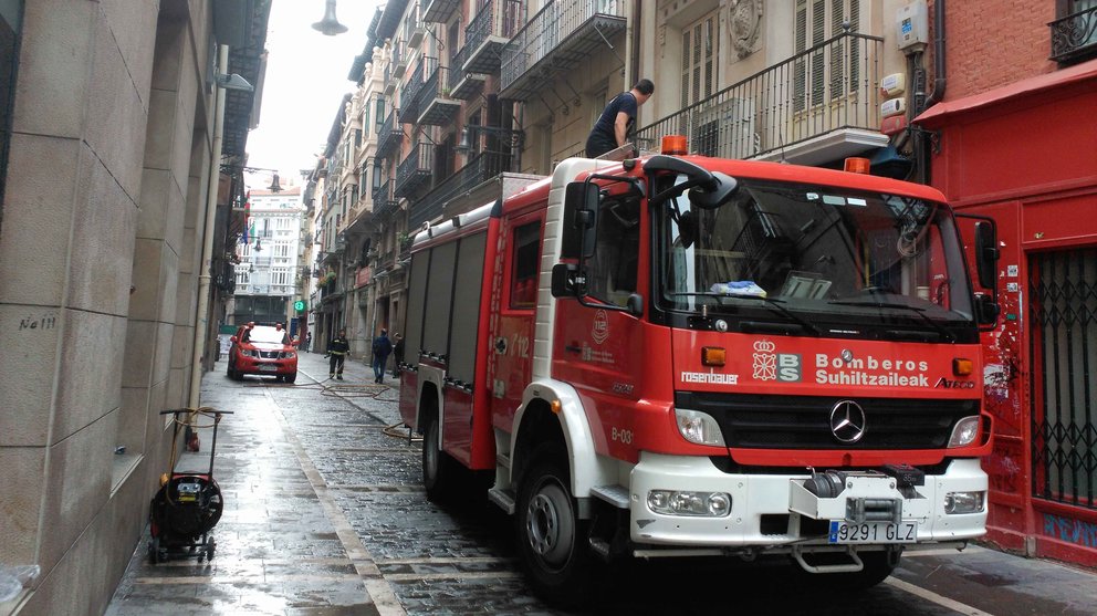 El incendio de un inmueble en la calle Zapatería de Pamplona provoca la muerte de una mujer por intoxicación. DG (9)