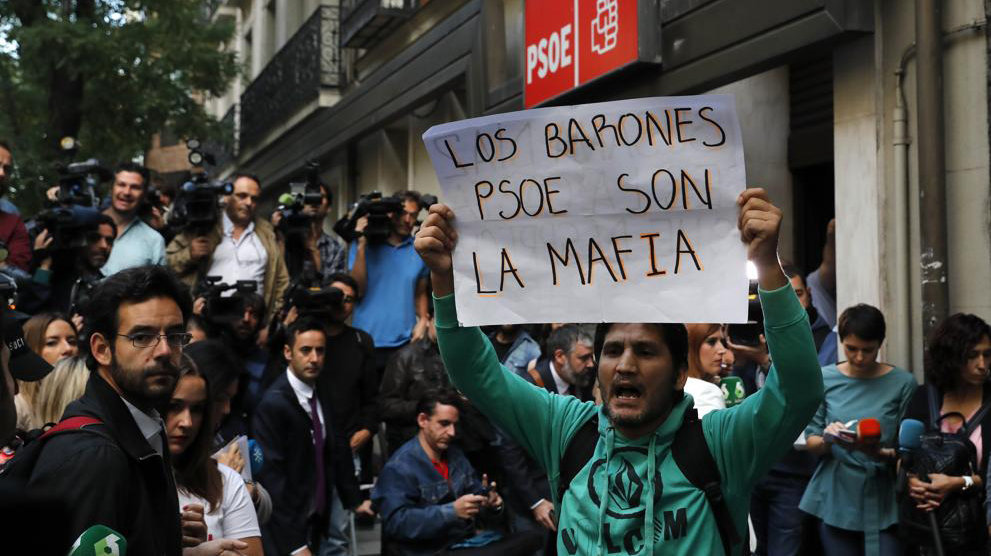 Un simpatizante muestra una pancarta a las puertas de la sede del PSOE durante la reunión del Comité Federal EFE Chema Moya