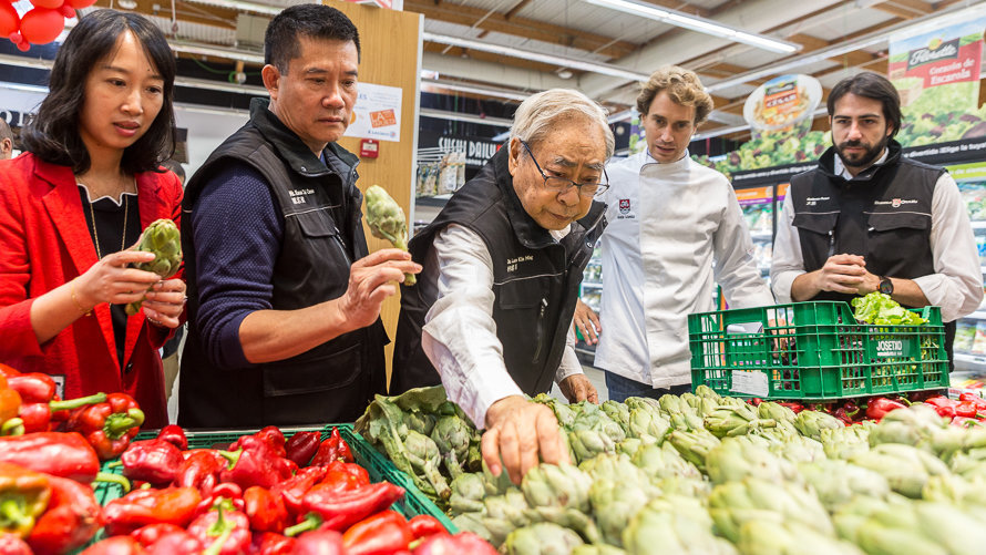Los participantes en el concurso Master Chef de la televisión pública china adquieren productos locales en el hipermercado E.Leclerc para realizar sus platos en la final del (17)