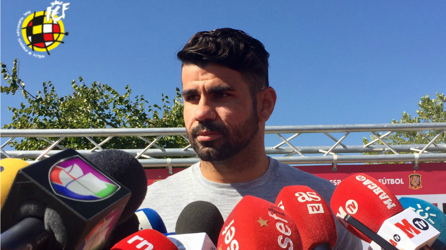 Diego Costa atiende a los periodistas en Madrid. Twitter selección española.
