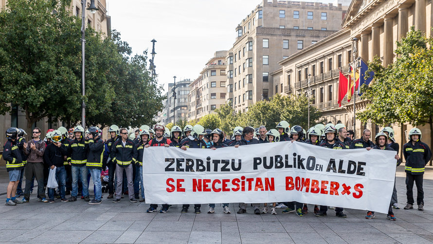 Concentración de Bomberos de Navarra para protestar por la falta de personal del Servicio y el insuficiente número de plazas en la OPE de 2016 (1). IÑIGO ALZUGARAY