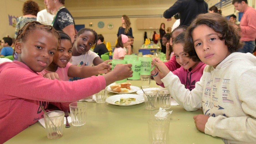 Niñas del colegio público de San Jorge desayunando en el comedor esta mañana de martes. 
