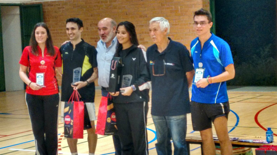 Participantes en el torneo con sus medallas.