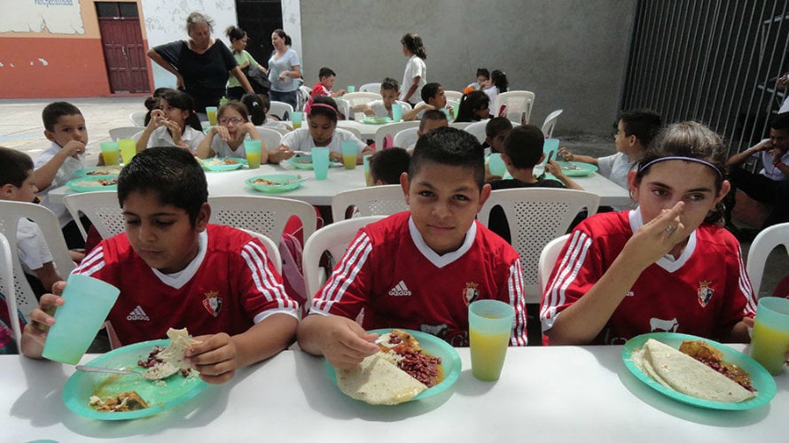 Niños en el comedor de Fundación Osasuna en Ciudad Darío.