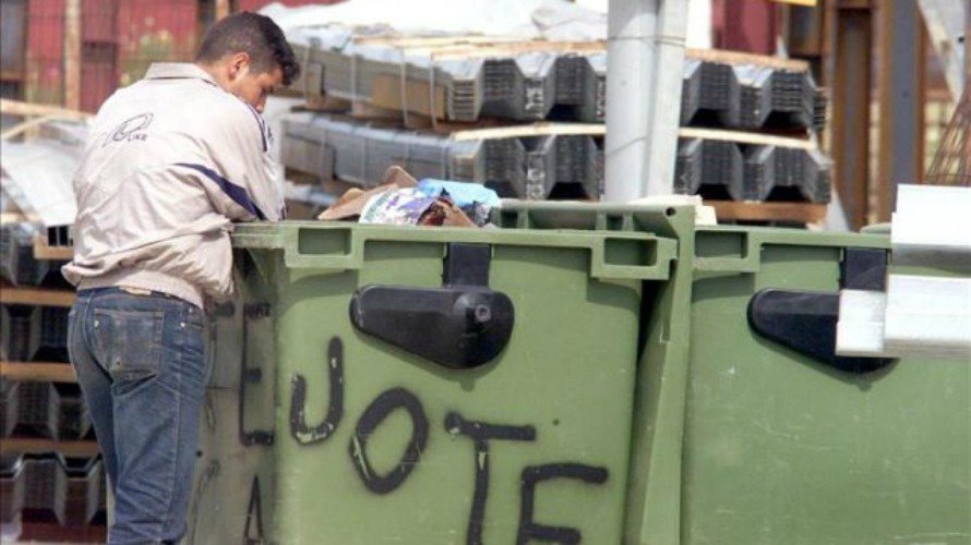 Un hombre rebusca entre la basura en una imagen de archivo. EFE