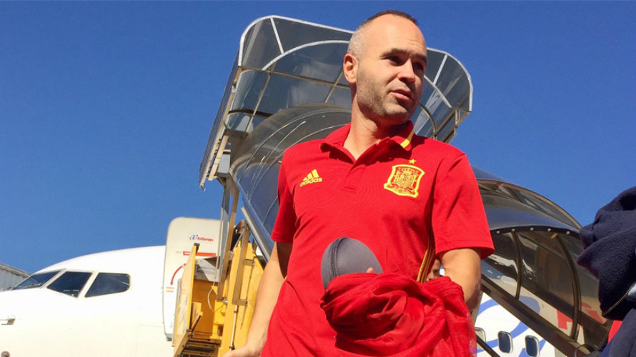 Andrés Iniesta desciende del avión de la selección en Turín. Foto web Rfef.es