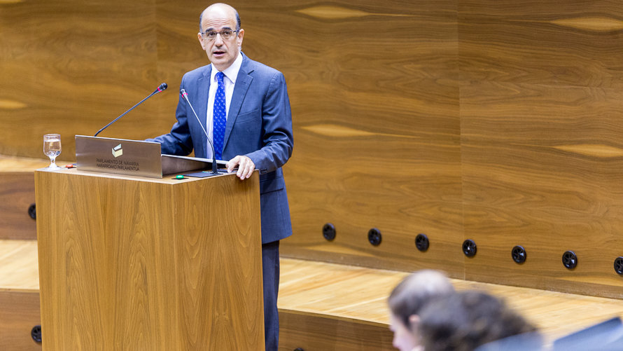 Alberto Catalán (UPN) habla en el pleno del Parlamento de Navarra (1). IÑIGO ALZUGARAY