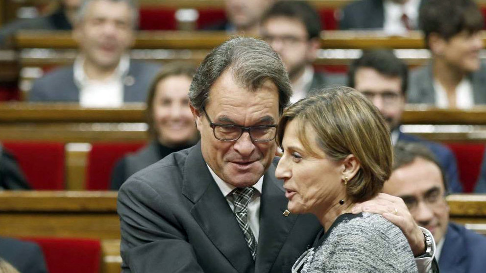 Artur Mas abraza a Carme Forcadell en el Parlament, con Carles Puigdemont al fondo. EFE