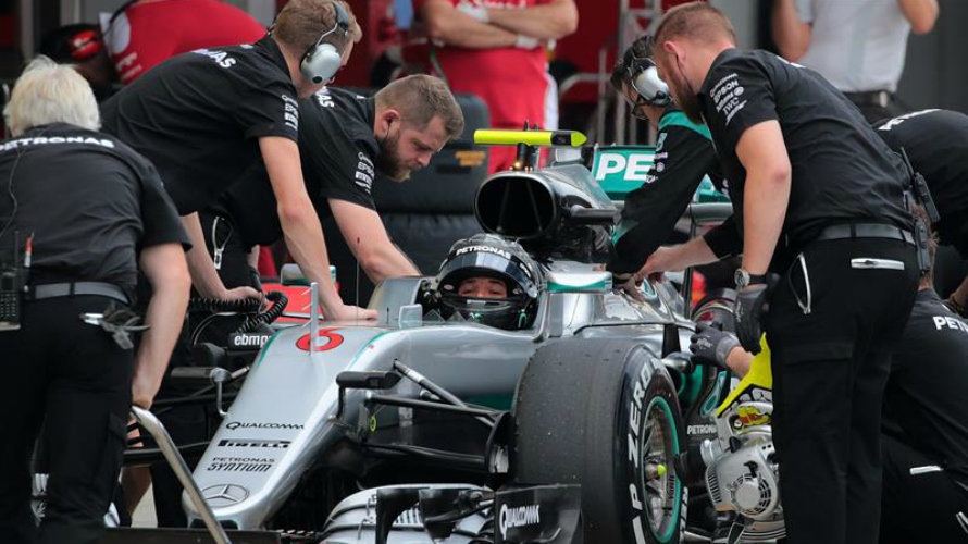 El piloto Nico Rosberg en los boxes con sus mecánicos. Efe.
